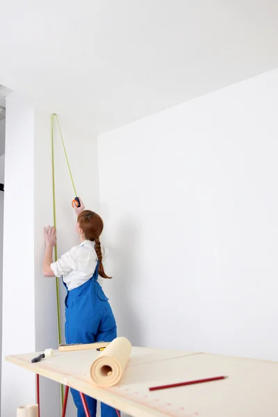 Mujer redecorando casa — Foto de Stock