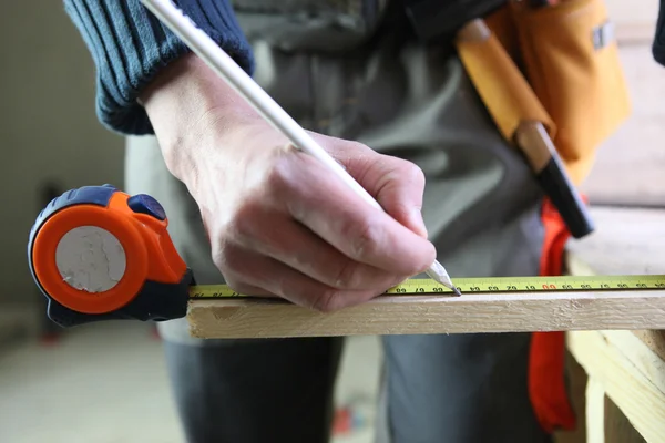 Ξυλουργός σήμανση ένα κομμάτι ξύλου — Φωτογραφία Αρχείου