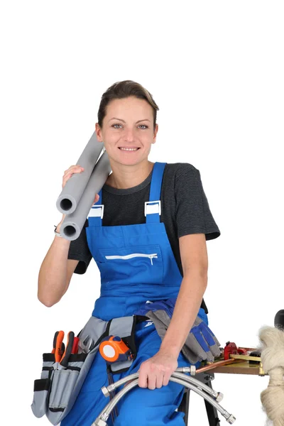 Kobieta hydraulik z różnych narzędzi i materiałów — Zdjęcie stockowe