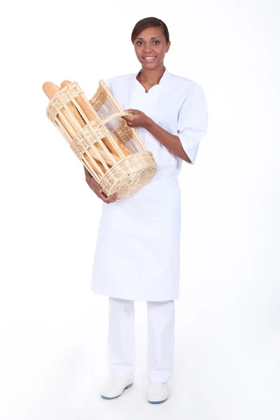 Bruneta žena s koši chleba — Stock fotografie