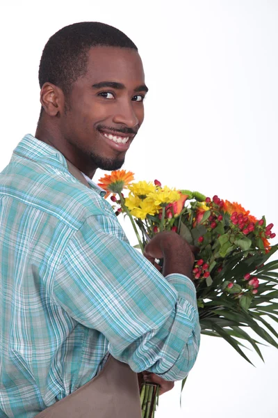 Floristería masculina con un ramo de flores — Foto de Stock