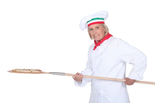 Vrouwelijke pizza chef-kok met een houten peel — Stockfoto