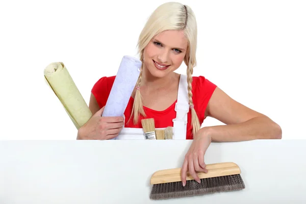 Blond kobieta z narzędzia tapicerskie — Zdjęcie stockowe