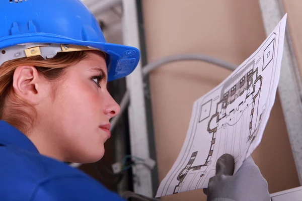 Kvinnliga elektriker läsa diagram — Stockfoto