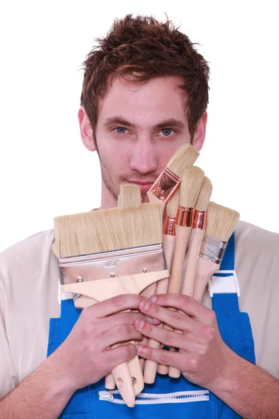 Boya fırçaları seçimi tutarak dekoratör — Stok fotoğraf