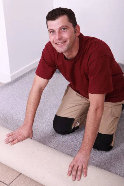 Image horizontale d'un homme posant un tapis — Photo