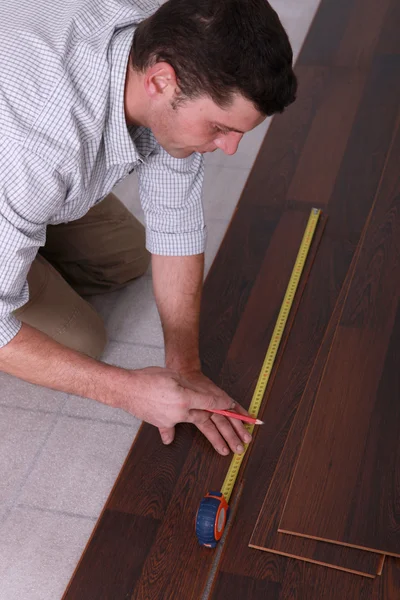 Muž měření podlah — Stock fotografie