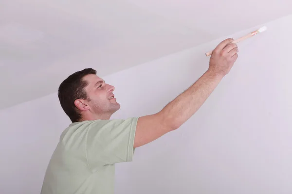 Pintor pintando um canto do teto — Fotografia de Stock
