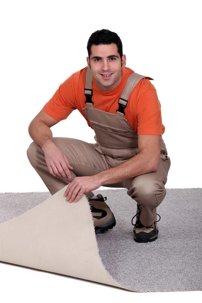 Handwerker beim Teppichwechsel — Stockfoto