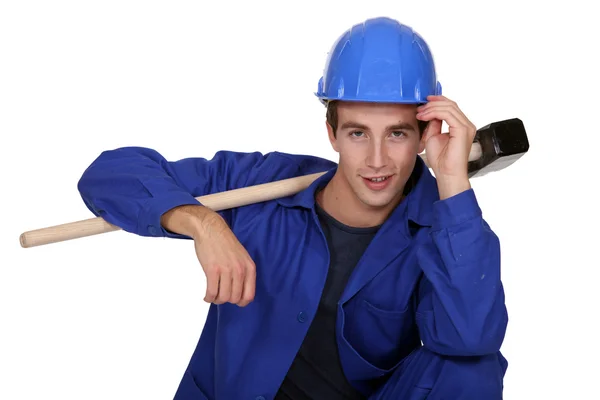 Homem casual posando com martelo de trenó — Fotografia de Stock