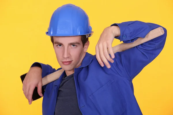 Joven constructor posando con martillo de trineo — Foto de Stock