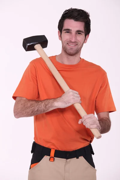 Artesano sosteniendo un martillo enorme —  Fotos de Stock