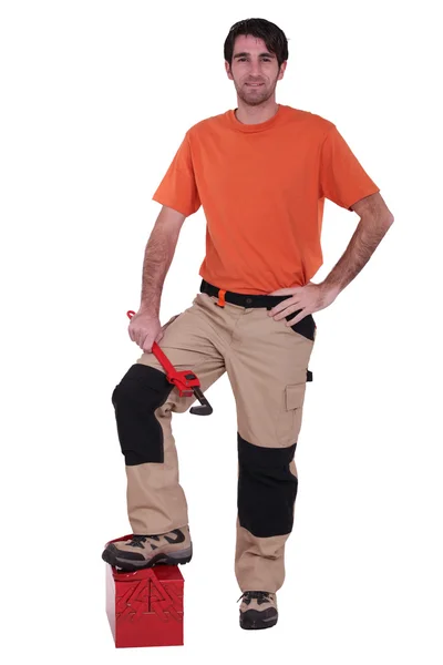 体力工人与工具框上一只脚足ツール ボックスで肉体労働者 — ストック写真