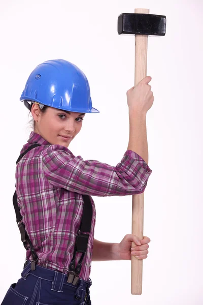 Tradeswoman in possesso di un martello — Foto Stock
