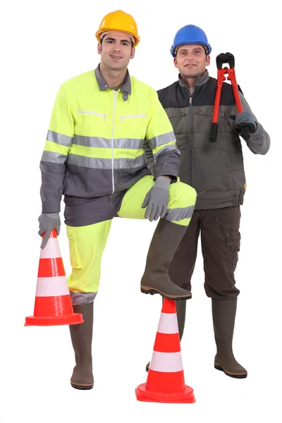两名男子站在交通锥 — 图库照片