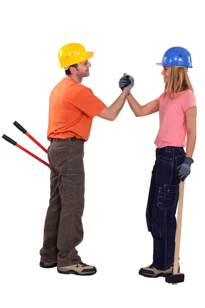 Ett par handyman skakar hand. — Stockfoto
