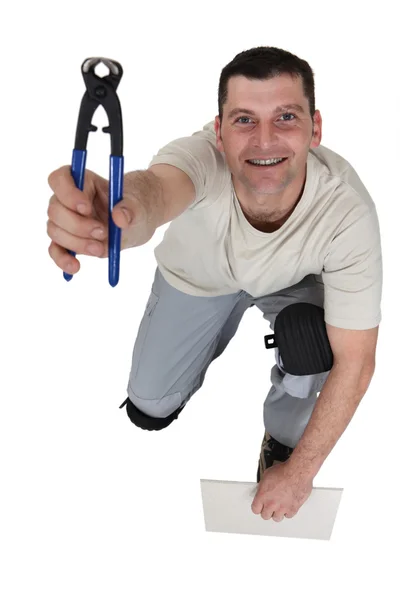 Homem segurando par de clippers — Fotografia de Stock