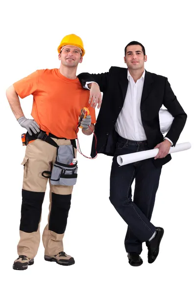 Engenheiro e trabalhador da construção de pé lado a lado — Fotografia de Stock