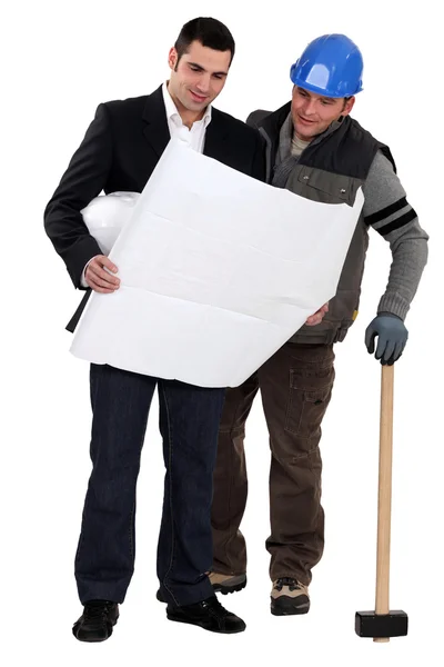 Architect and construction worker looking at plans — Stock Photo, Image