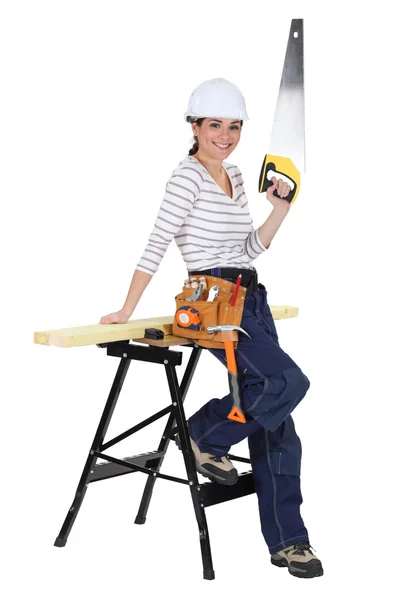Bir testere ile kadın marangoz — Stok fotoğraf