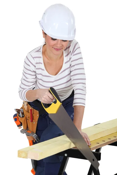 Mulher usando uma serra manual — Fotografia de Stock