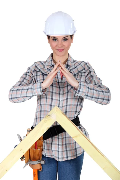 Женщина-строитель с верхушкой древесины — стоковое фото