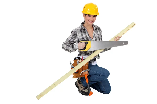Una carpintera con una sierra de mano . — Foto de Stock