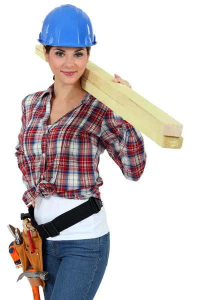 Attraktiv kvinna bära plankor av trä — Stockfoto
