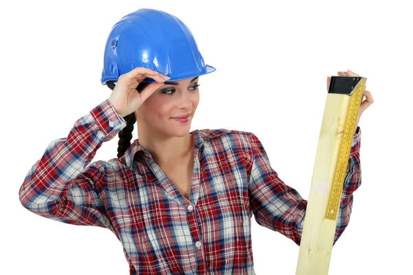 Carpintero hembra que mide madera — Foto de Stock