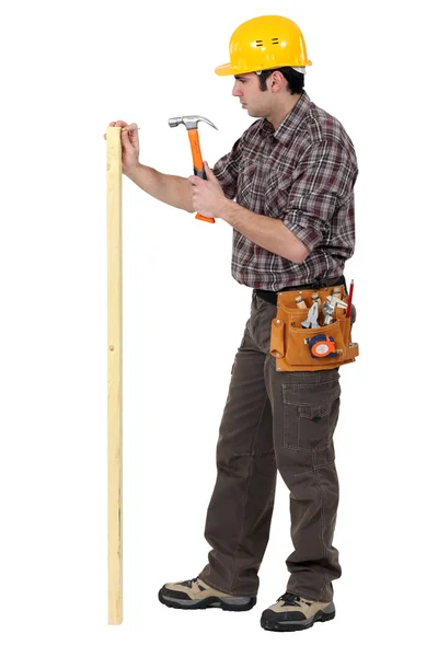 Stavební dělník výsadba hřebík — Stock fotografie