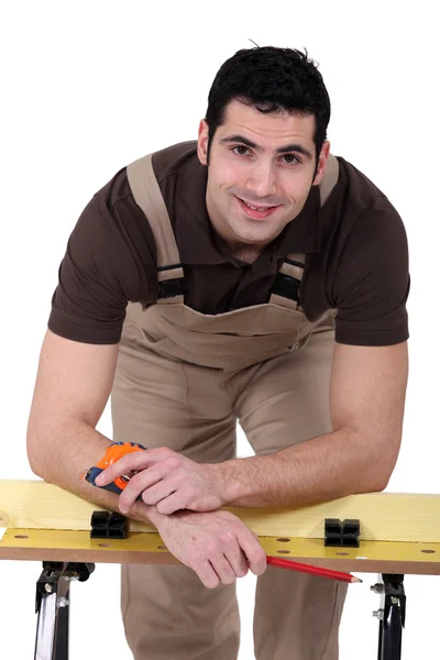 Man poseren met zijn workbench — Stockfoto