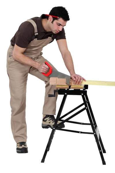 Un carpintero en el trabajo . — Foto de Stock