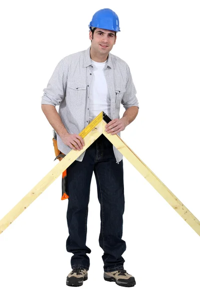 Carpinteiro verificando junta de madeira — Fotografia de Stock