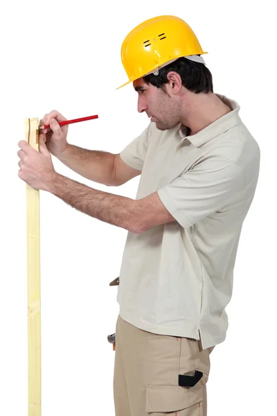 Man marking wood — Stock Photo, Image