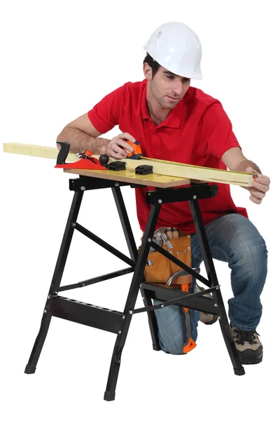 Um carpinteiro a tomar medidas . — Fotografia de Stock