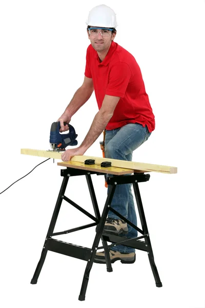Schrijnwerker snijden hout — Stockfoto