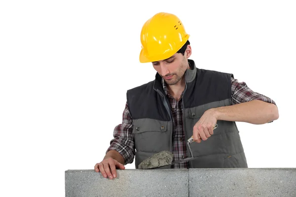 Чоловік з кельмою і цементом — стокове фото