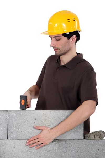Constructeur avec un mur de bloc — Photo