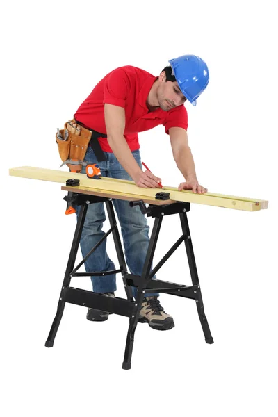 Hombre marcando madera — Foto de Stock