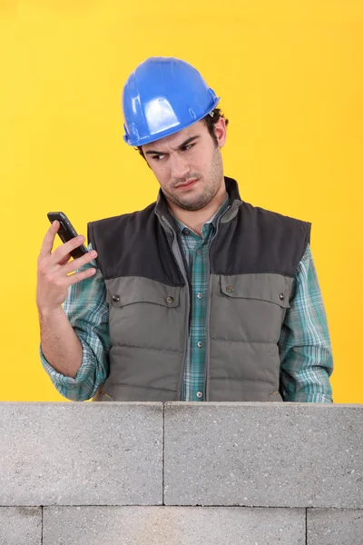 Worker readin a text message — Stock Photo, Image