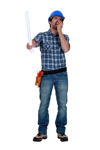 Handwerker schreit in seinen Walkie-Talkie — Stockfoto