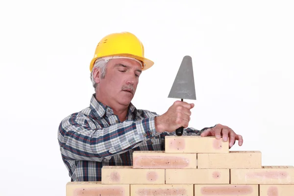 Senior mason innehar en murslev — Stockfoto