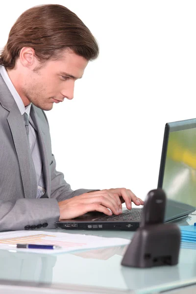 Jonge zakenman werkt aan laptop — Stockfoto