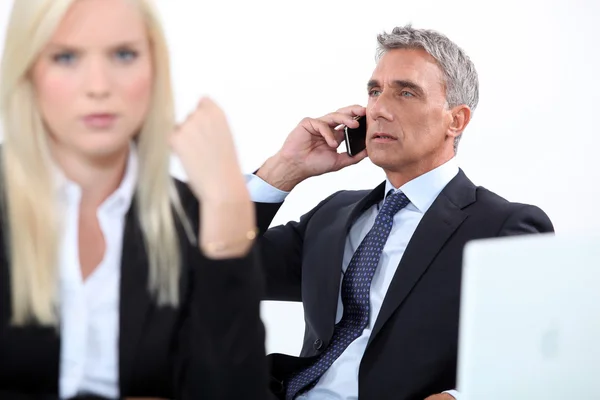 Ředitel přijímá telefonní hovor na bílém pozadí — Stock fotografie