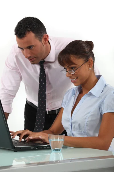 Man toezicht op het werk van zijn assistent — Stockfoto