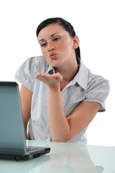 Jovem mulher enviando beijos através da webcam — Fotografia de Stock
