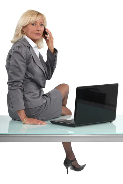 Blonde Führungskraft saß am Schreibtisch und telefonierte — Stockfoto