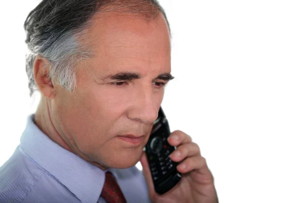 Senior zakenman met behulp van een mobiele telefoon — Stockfoto