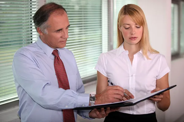 Assistente apresentando o chefe com documento que precisa de assinatura — Fotografia de Stock