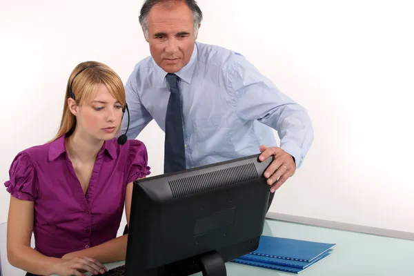 Bilgisayar ekranına bakarak kadın ve erkek — Stok fotoğraf